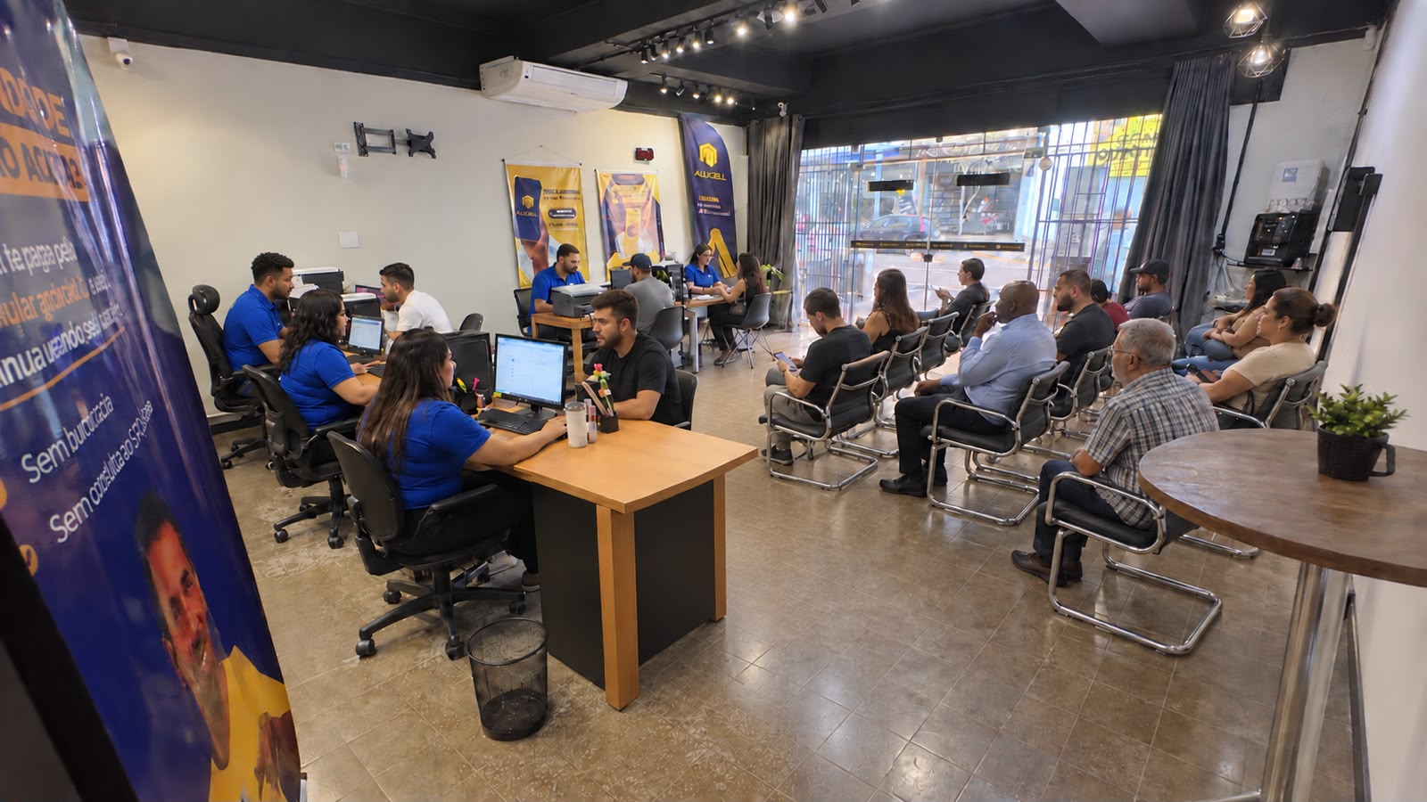 Equipe da Alucell atendendo clientes na loja em Campo Grande