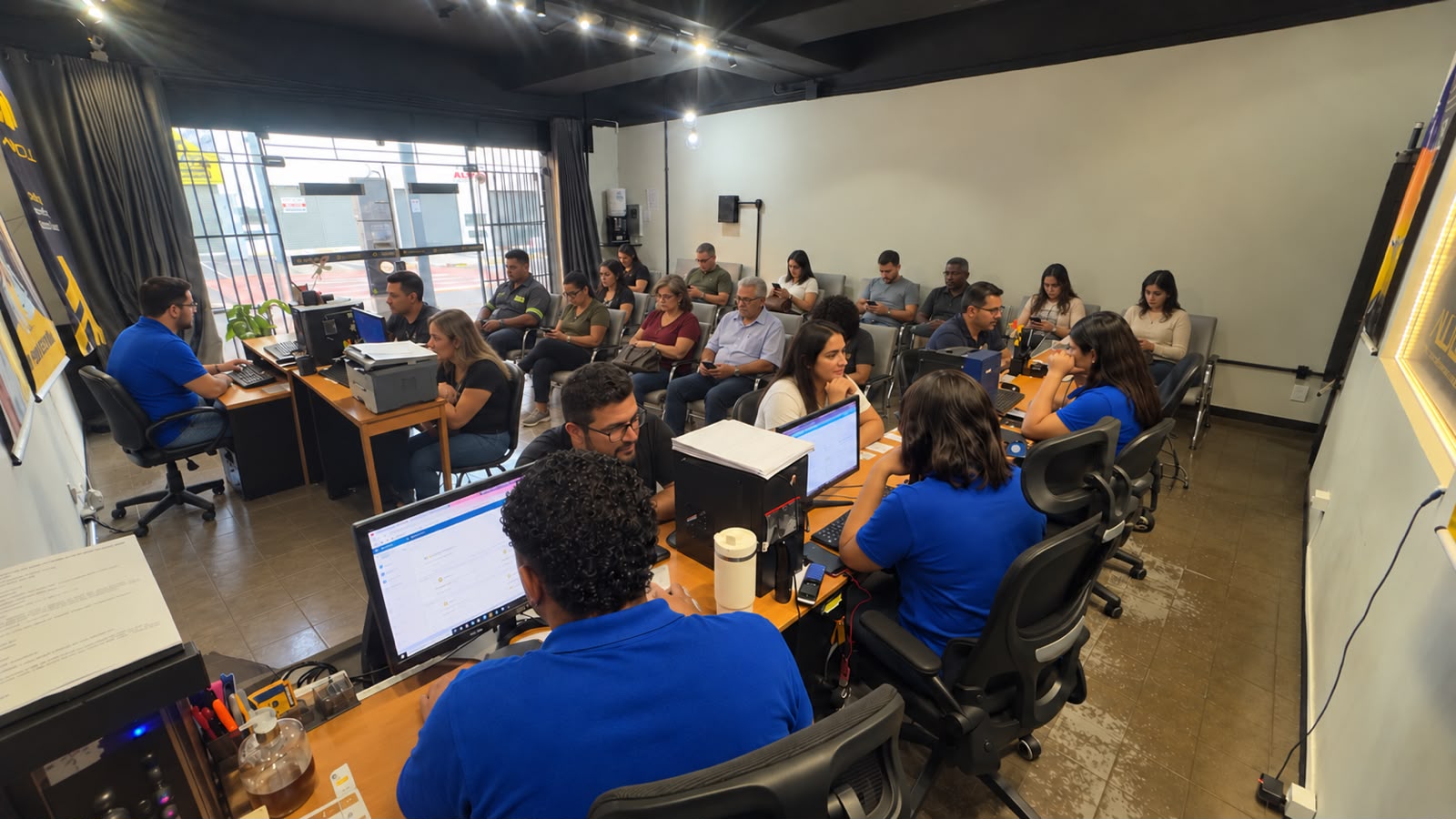 Clientes aguardando atendimento na loja Alucell